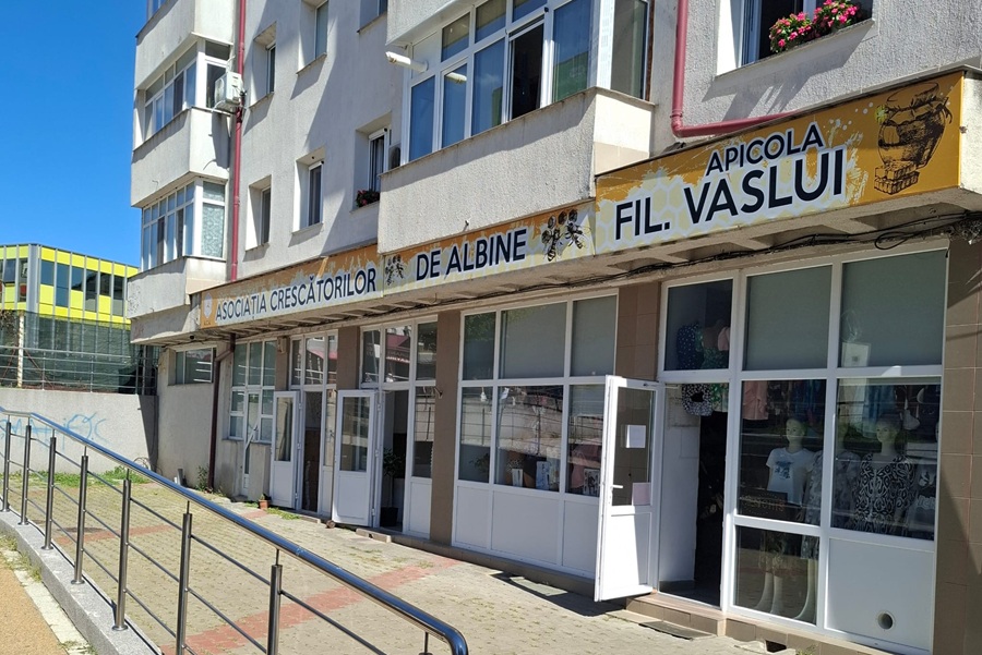 Exteriorul magazinului Apicola Vaslui